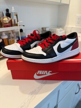 Nike Kids Low-Top Sneakers in White, Black & Red